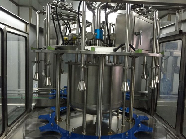 美國控製渦輪香蕉视频成人版在桶裝水定量灌裝機中的應用